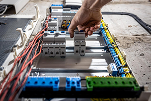 Hand baut Hutschine in einen Elektrokasten
