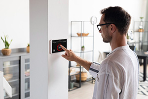 Mann bedient Samrt-Home Panel
