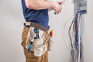 Monteur verlegt Kabel