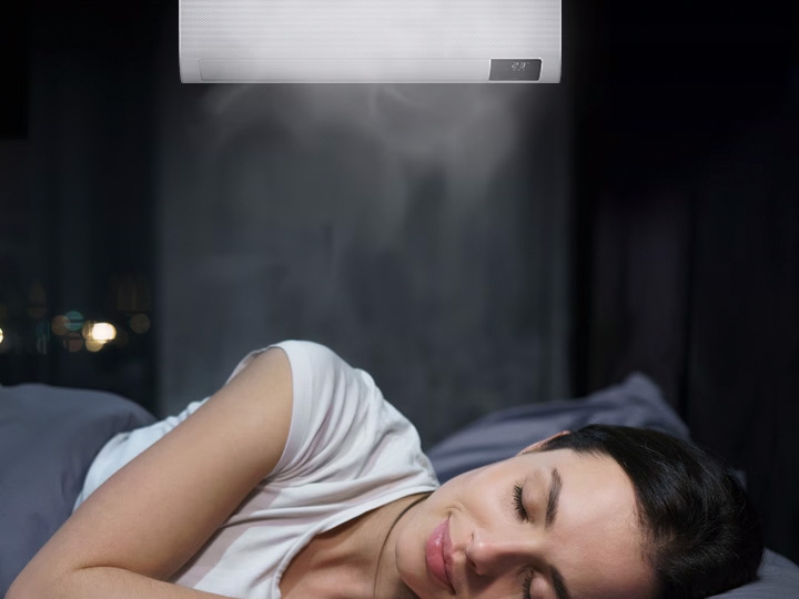 Frau die unter einer Samsung Klimaanlage mit Wind-Free Funktion schläft