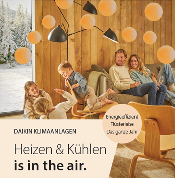 Apollo-Electric Klimaanlage Klimatechnik Wärmepumpe Elektrotechnik | Glückliche Familie im gemütlichen Wohnzimmer; im Hintergrund eine verschneite Landschaft. Text: Daikin Klimaanlagen – Heizen & Kühlen is in the air.